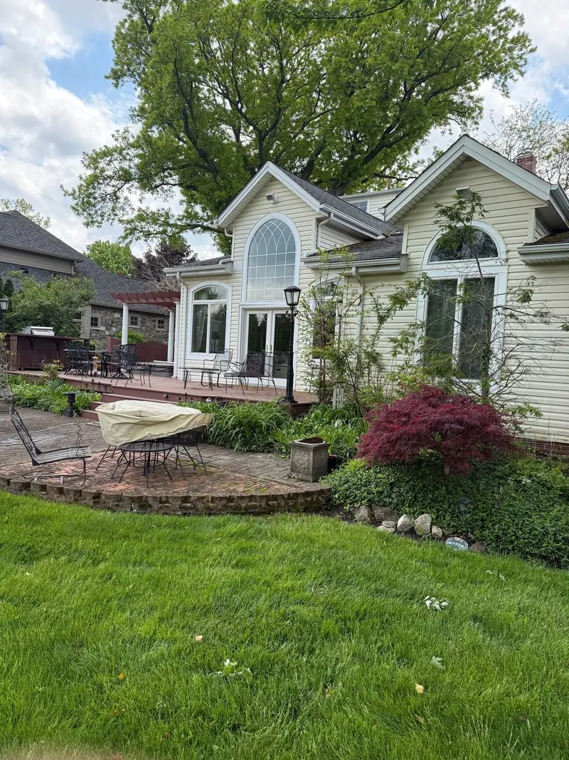 White home with arched windows after a window cleaning